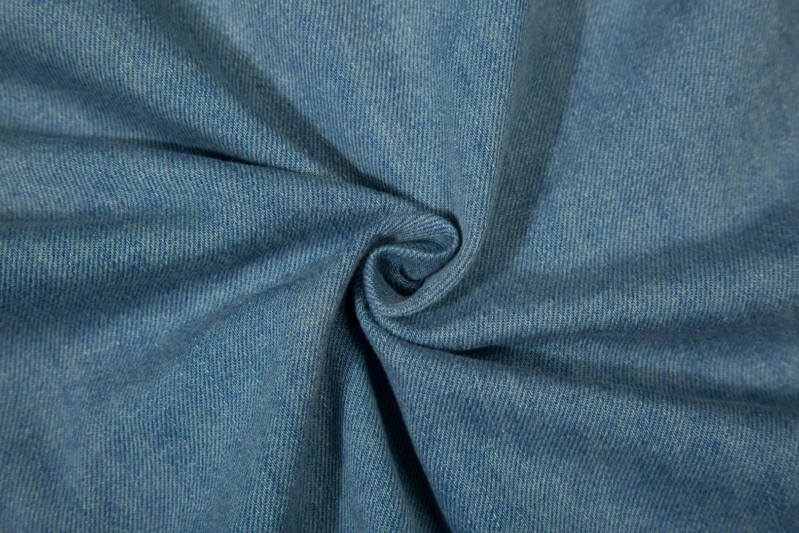 P250 White background picture [Hot new model] Model number: 25105# Color: Denim blue Size: S to A versatile shirt that can be worn in all seasons. It is oversized and has a translucent fade. It can be worn alone or layered as a jacket. It can also be worn as an inner layer of a sweater. It has a lightly distressed wash fade and is naturally white. The upper body is retro and casual. Save the mismatch.